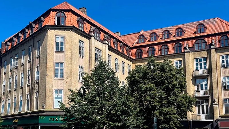 Foto af facaden på Banegårdspladsen