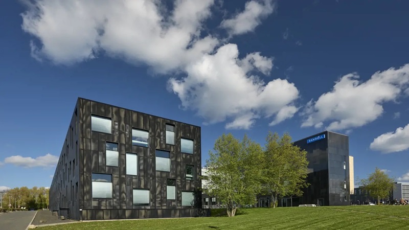 Foto af facaden på Oluf Palmes Allé 20-24