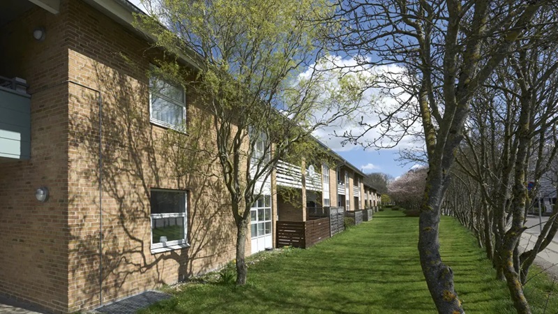 Foto af facaden på Dommervænget