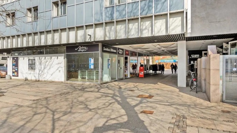 Foto af facaden på Jernbanepladsen